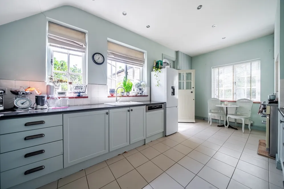 Petworth Road Godalming GU8 photo 5