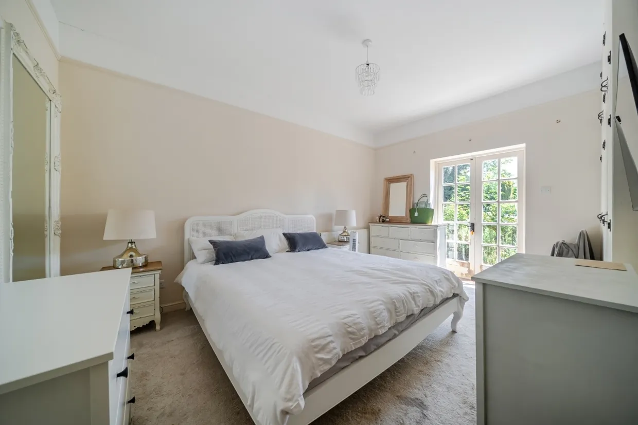 Petworth Road Godalming GU8 photo 9