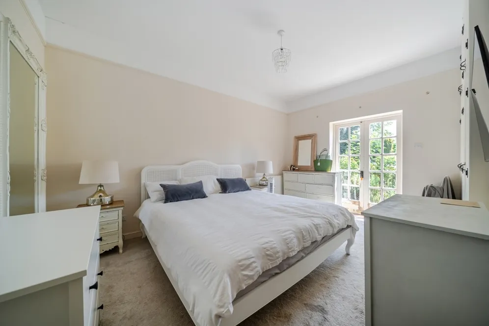 Petworth Road Godalming GU8 photo 9