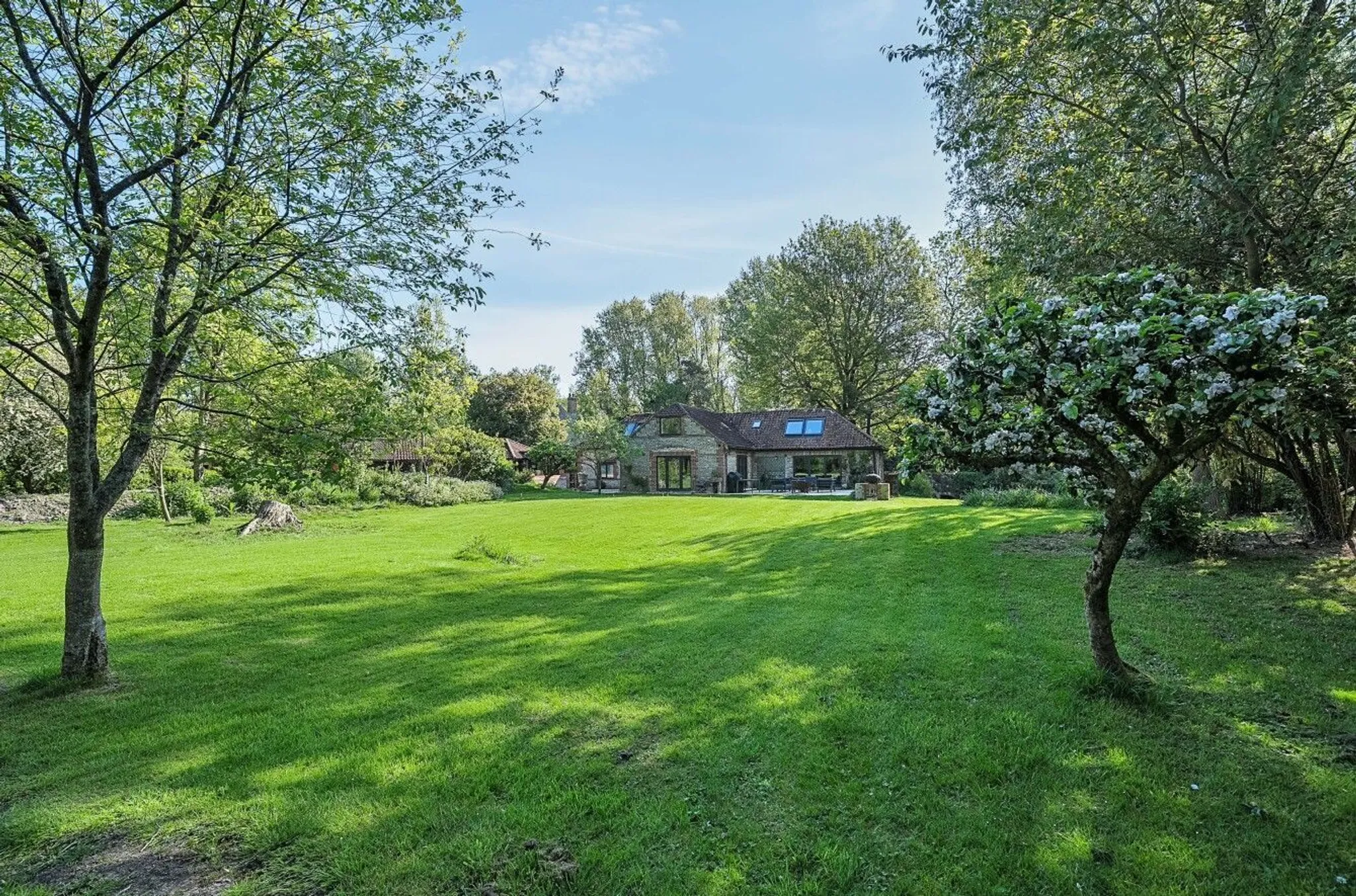 https://mr0.homeflow-assets.co.uk/files/photo/image/47841/0195/_x_/49311266.jpg