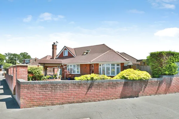 Strathmore Road, MUSCLIFF, Bournemout...