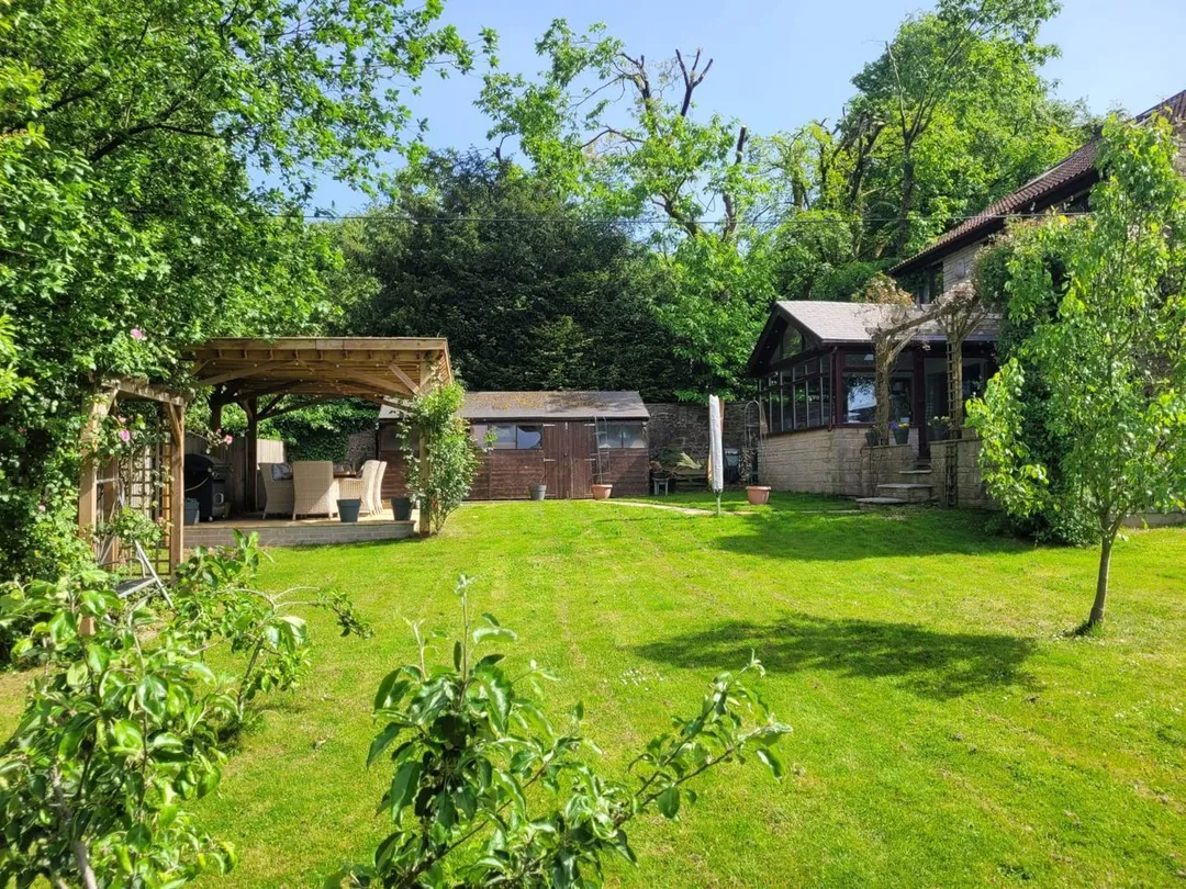 https://mr0.homeflow-assets.co.uk/files/photo/image/47847/3749/_x_/57320910.jpg