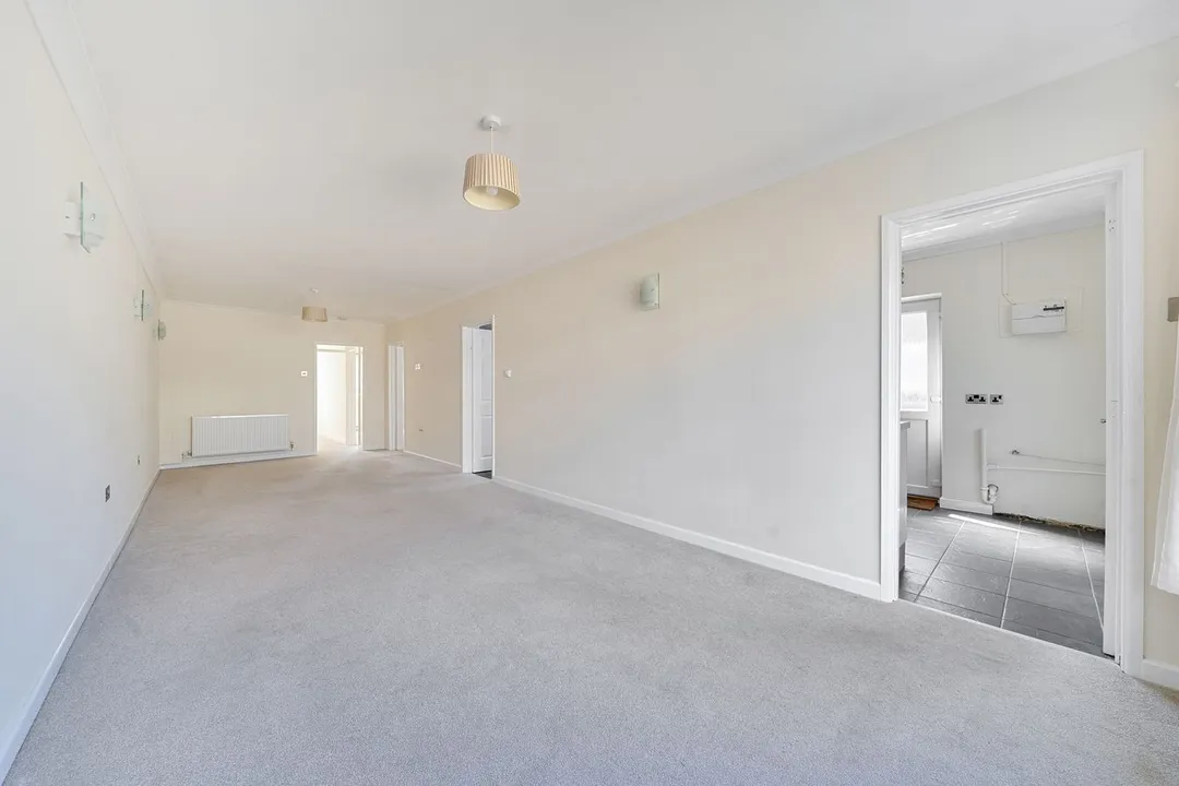 https://mr0.homeflow-assets.co.uk/files/photo/image/47849/6639/_x_/58250244.jpg
