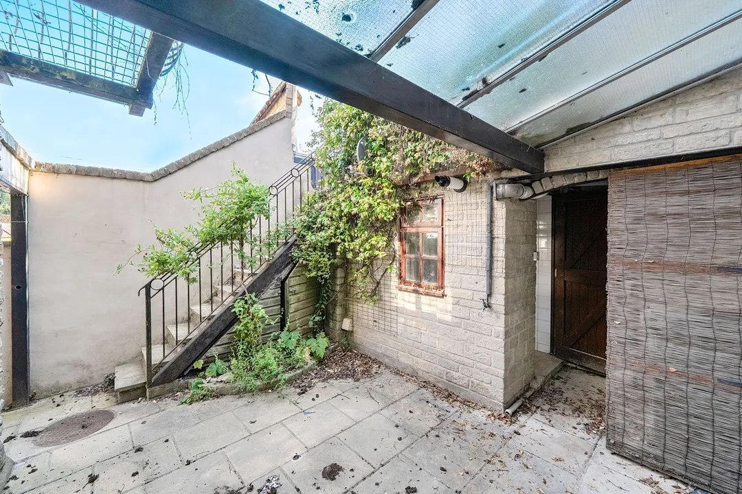 https://mr0.homeflow-assets.co.uk/files/photo/image/47851/9381/_x_/58265789.jpg