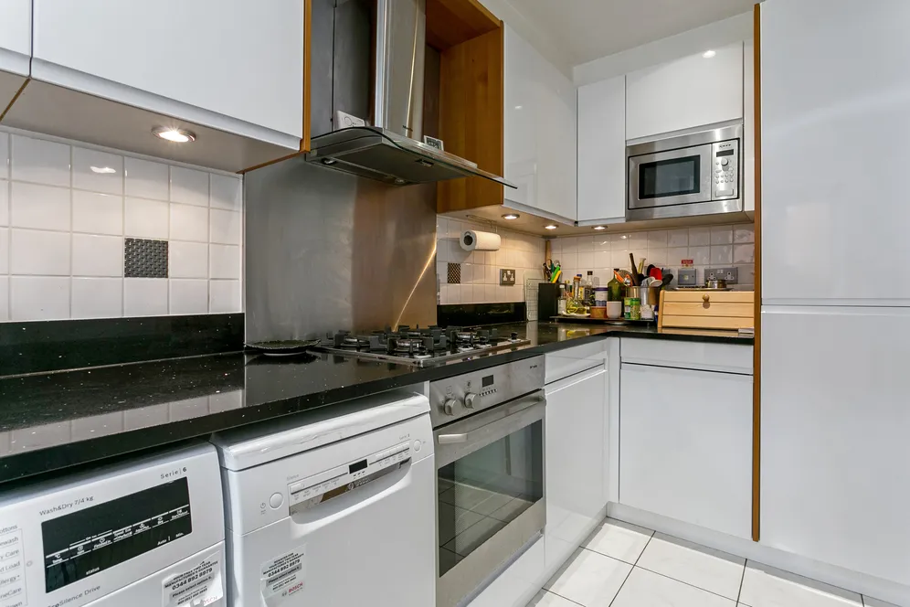 Longbourn, Windsor, SL4 photo 9