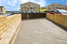 Moins Close, Halifax