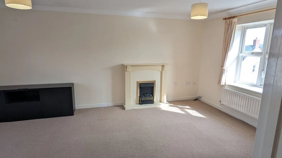 https://mr0.homeflow-assets.co.uk/files/photo/image/47858/2927/_x_/55085072.jpg