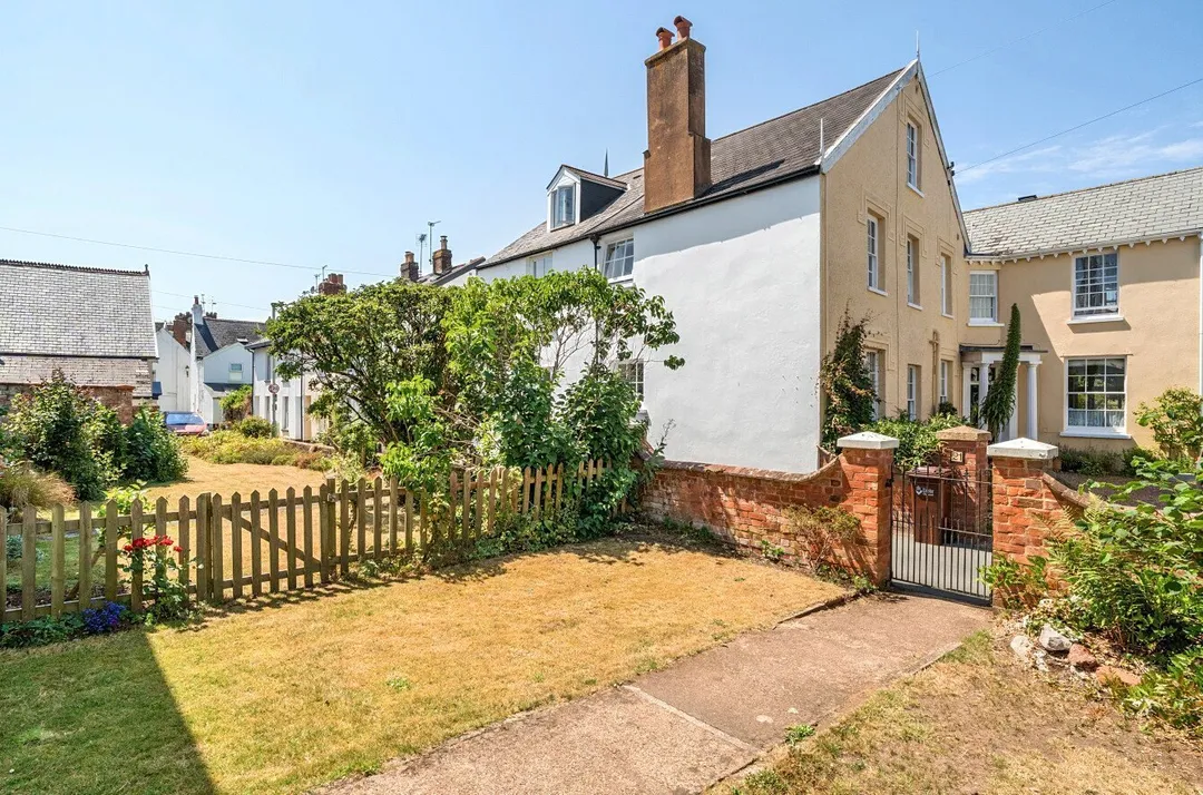 https://mr0.homeflow-assets.co.uk/files/photo/image/47858/6941/_x_/TOP250304_11.jpg