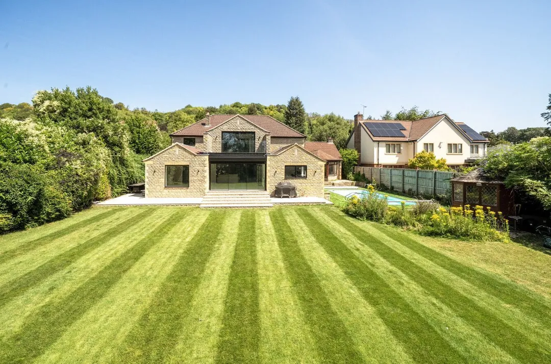 https://mr0.homeflow-assets.co.uk/files/photo/image/47858/8084/_x_/58295258.jpg