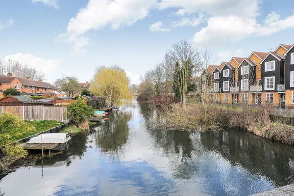Dundas Mews, Enfield Island Village, EN3