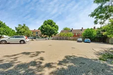 Five Acres, Crawley