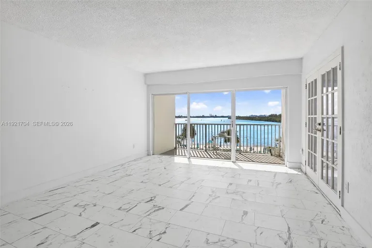 300 Bayview Dr, Sunny Isles Beach, FL 33160