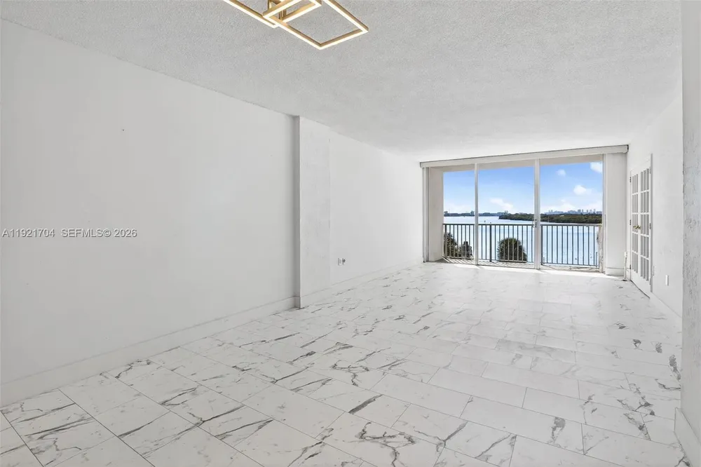 300 Bayview Dr, Sunny Isles Beach, FL 33160