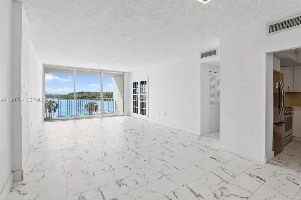 300 Bayview Dr, Sunny Isles Beach, FL 33160