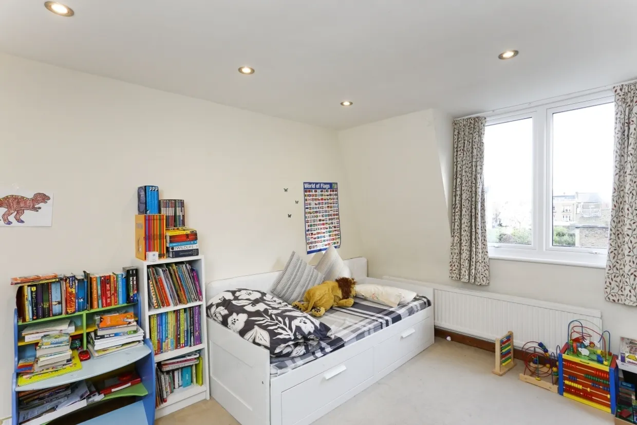 Ennismore Avenue London W4 photo 10