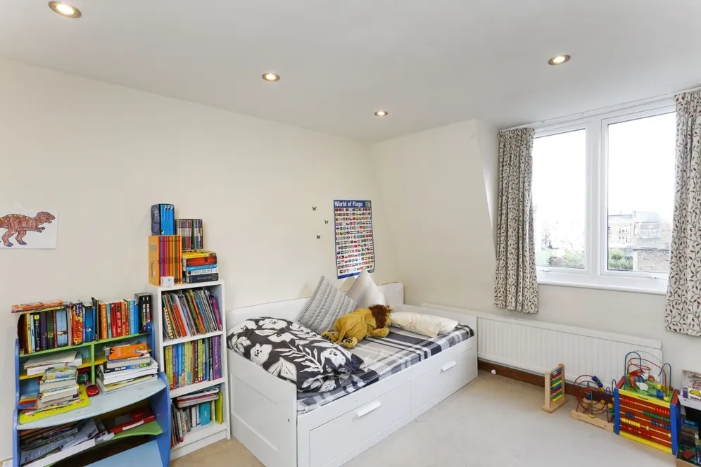 Ennismore Avenue London W4 photo 10