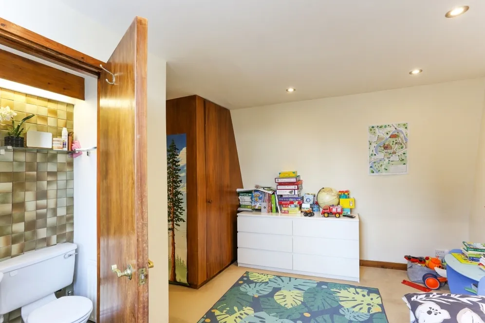 Ennismore Avenue London W4 photo 12