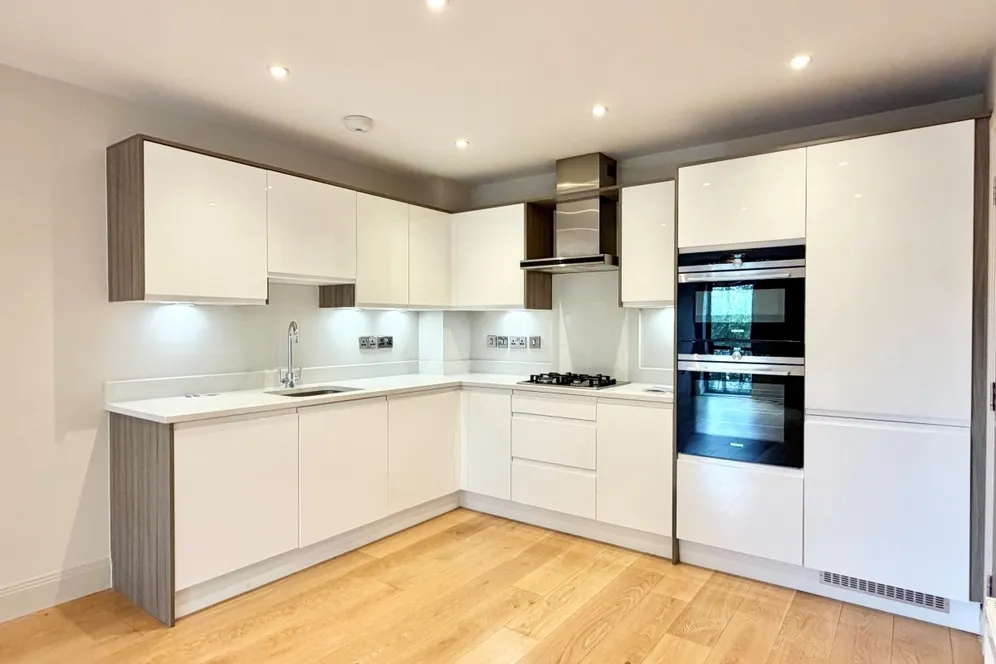 Millbank Close Farnham GU9 photo 2