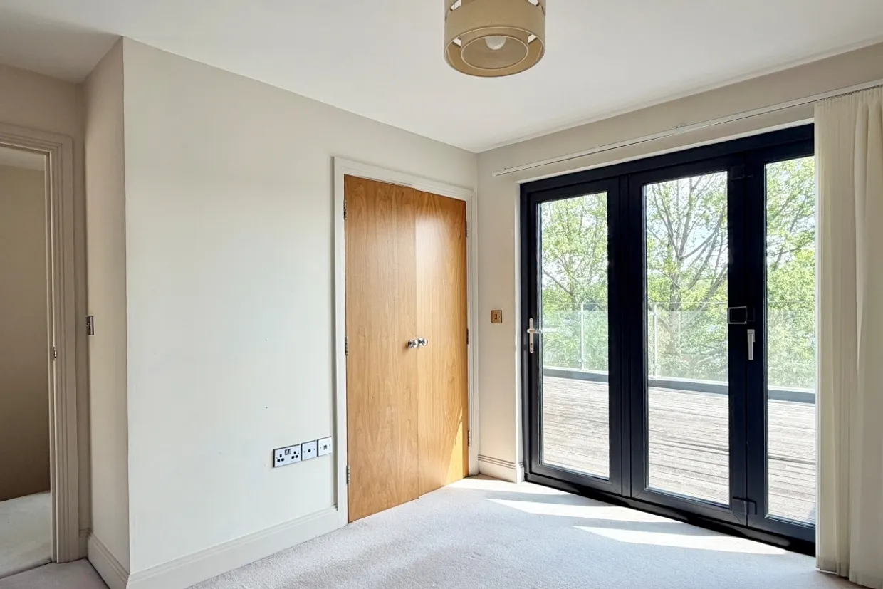 Millbank Close Farnham GU9 photo 3