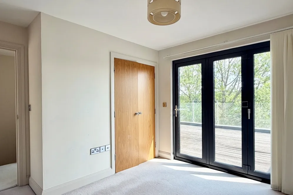 Millbank Close Farnham GU9 photo 3