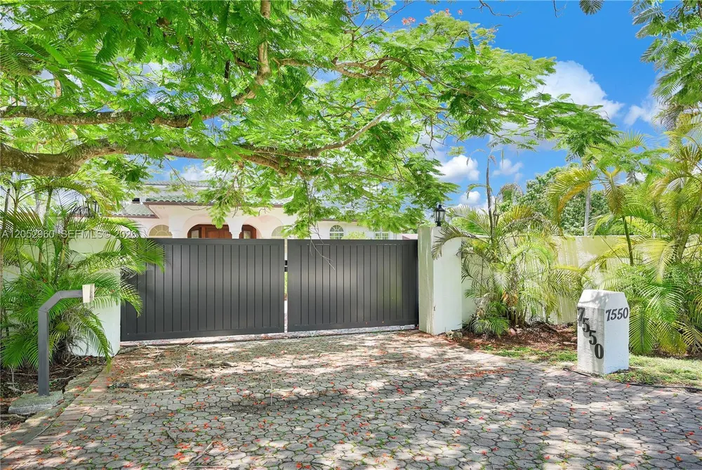 7550 SW 74th St, Miami, FL 33143