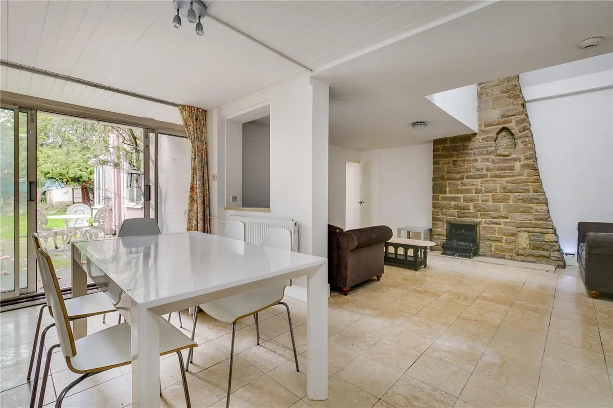 Castelnau, LONDON