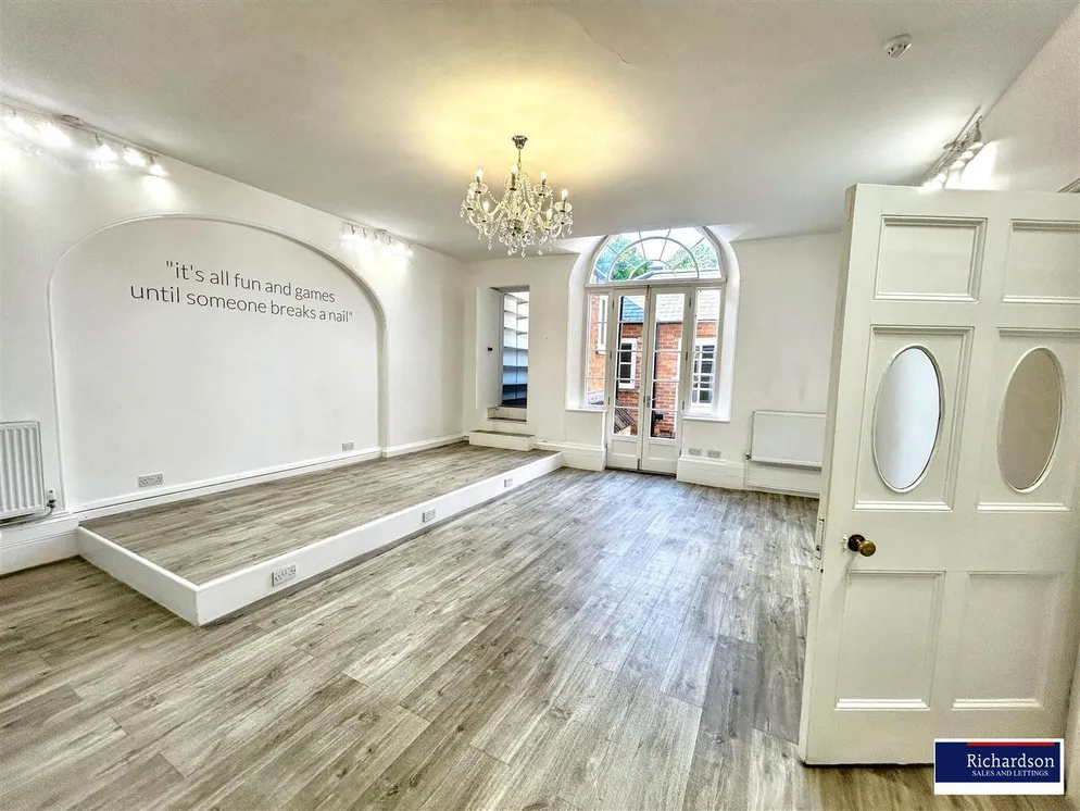 Property carousel item 4