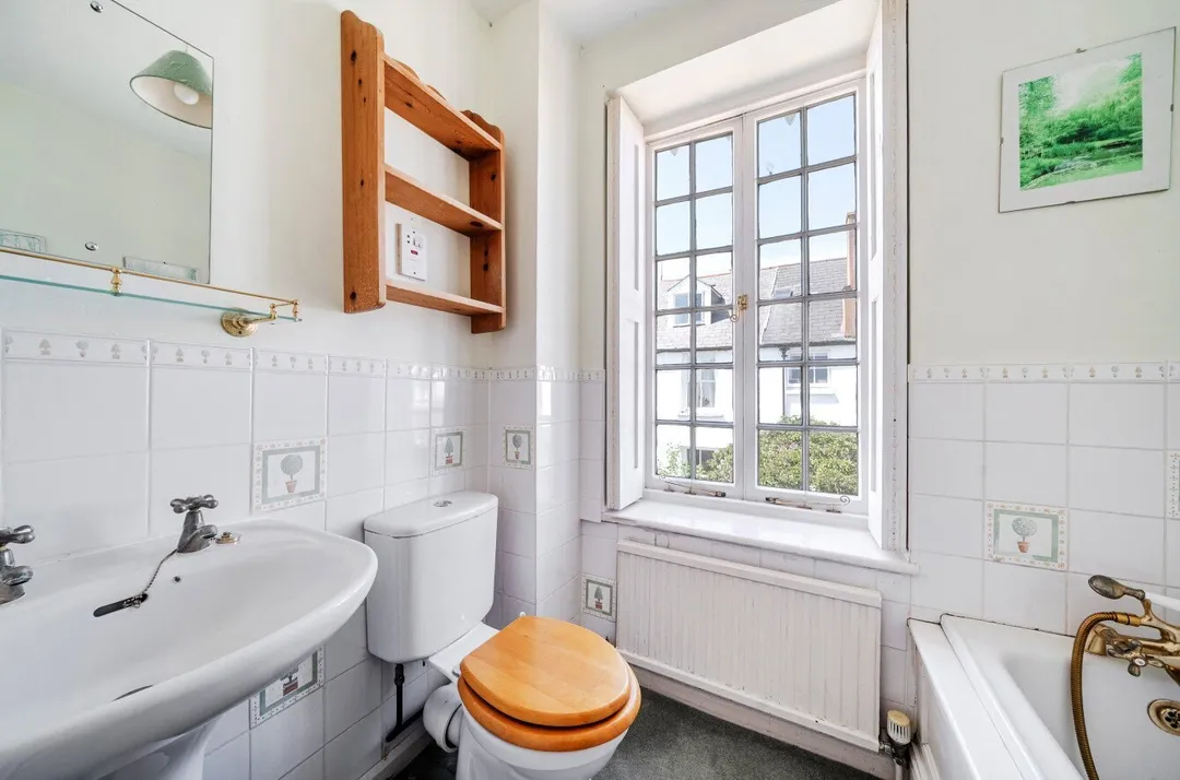 https://mr0.homeflow-assets.co.uk/files/photo/image/47869/3377/_x_/TOP260181_15.jpg