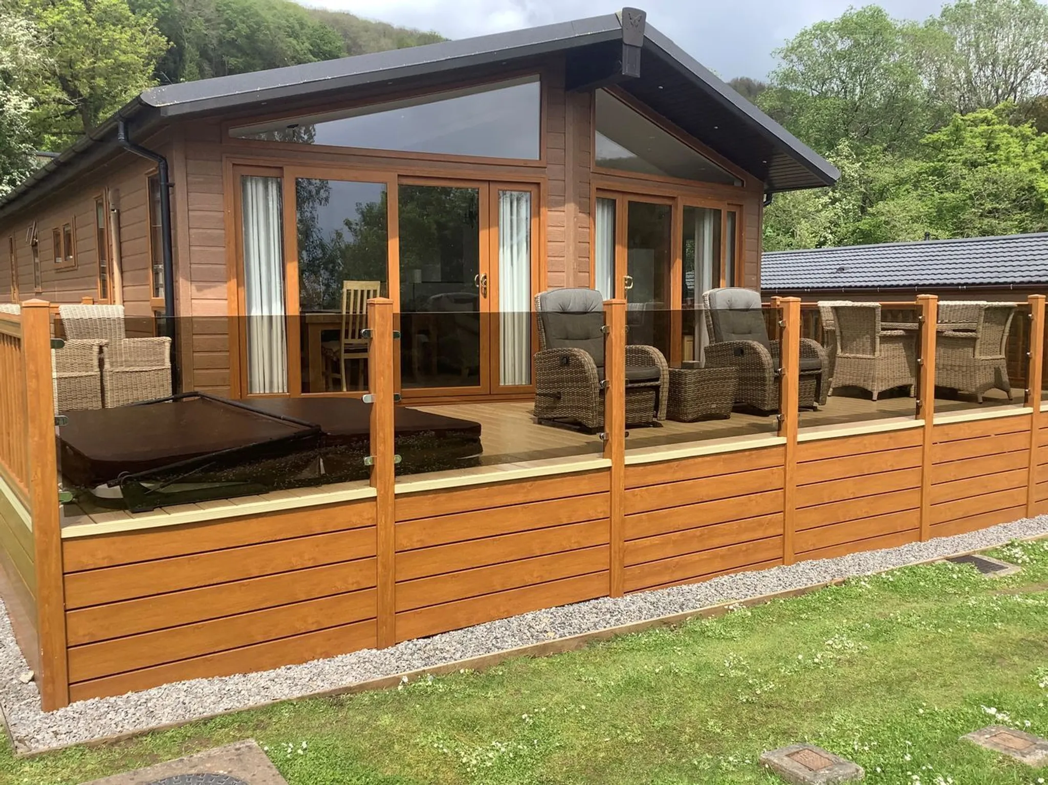 https://mr0.homeflow-assets.co.uk/files/photo/image/47869/7889/_x_/48308746.jpg