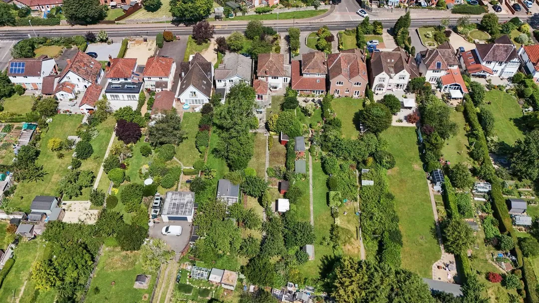 https://mr0.homeflow-assets.co.uk/files/photo/image/47871/5544/_x_/58130581.jpg