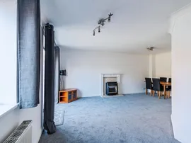 Balmoral Close, Chippenham thumb 3