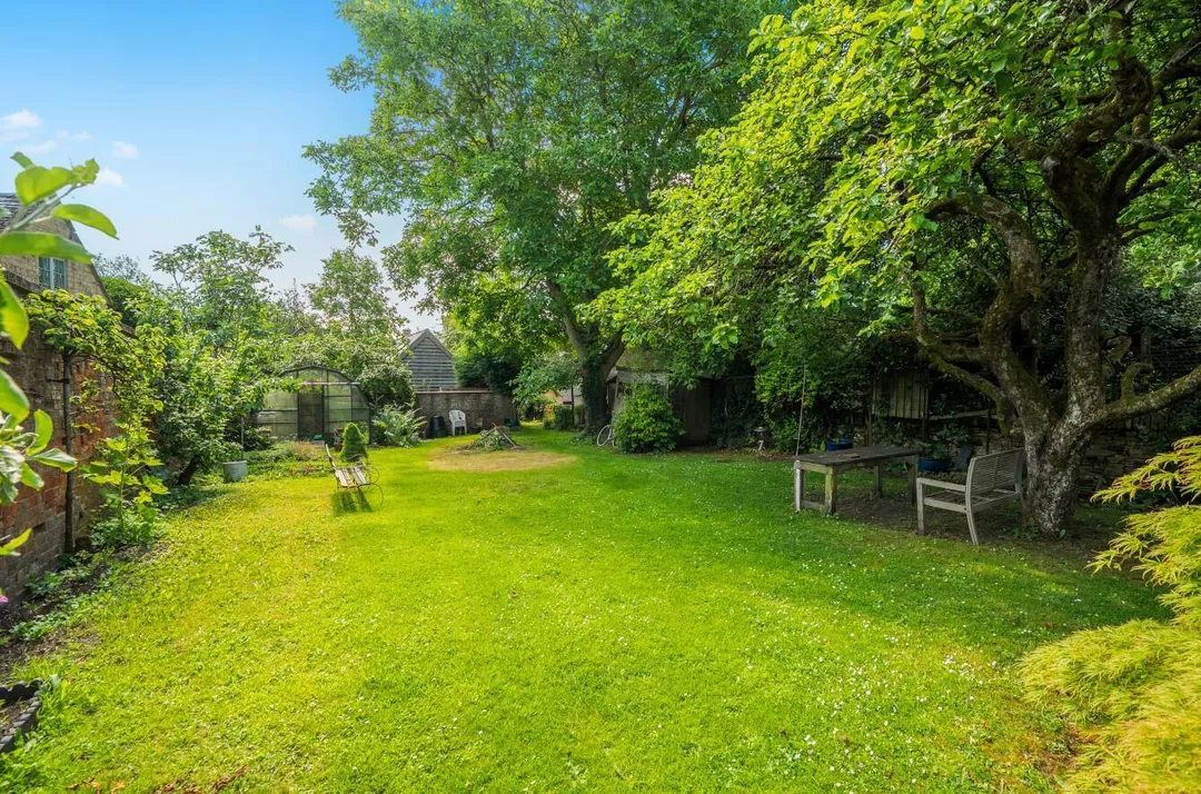 https://mr0.homeflow-assets.co.uk/files/photo/image/47879/7979/_x_/WFUEBY2BcEiDj4braodolA.jpg