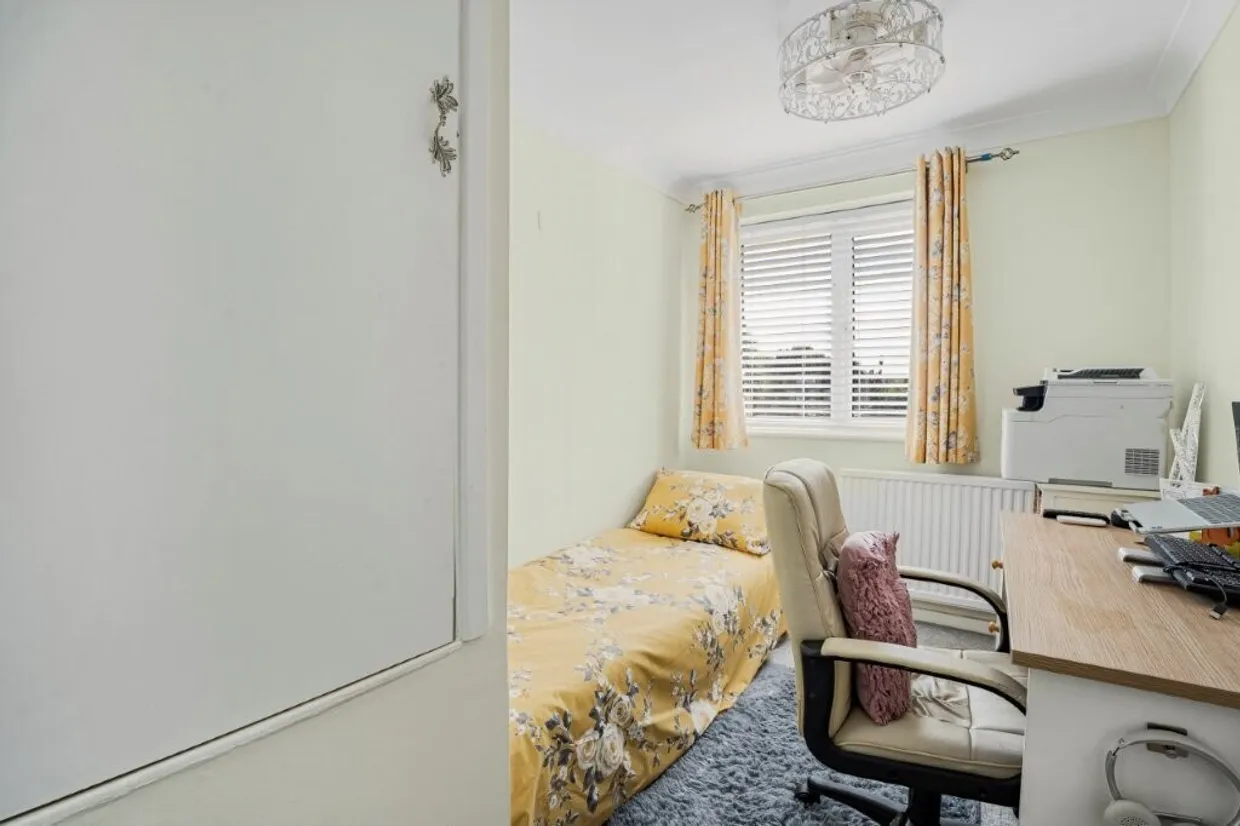 Ringway Road, St. Albans, AL2 photo 12