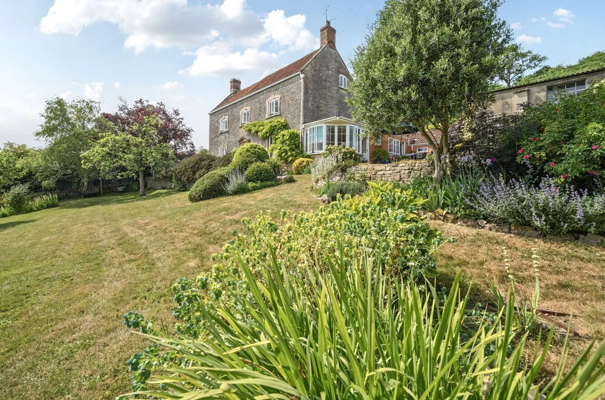 https://mr0.homeflow-assets.co.uk/files/photo/image/47881/0389/_x_/49703443.jpg
