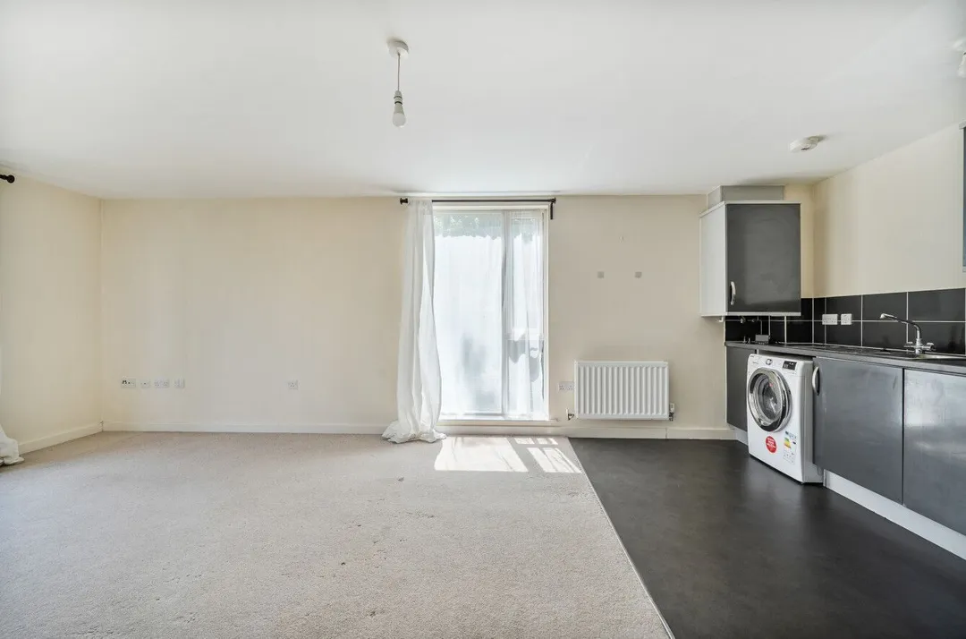 https://mr0.homeflow-assets.co.uk/files/photo/image/47881/1709/_x_/58069340.jpg
