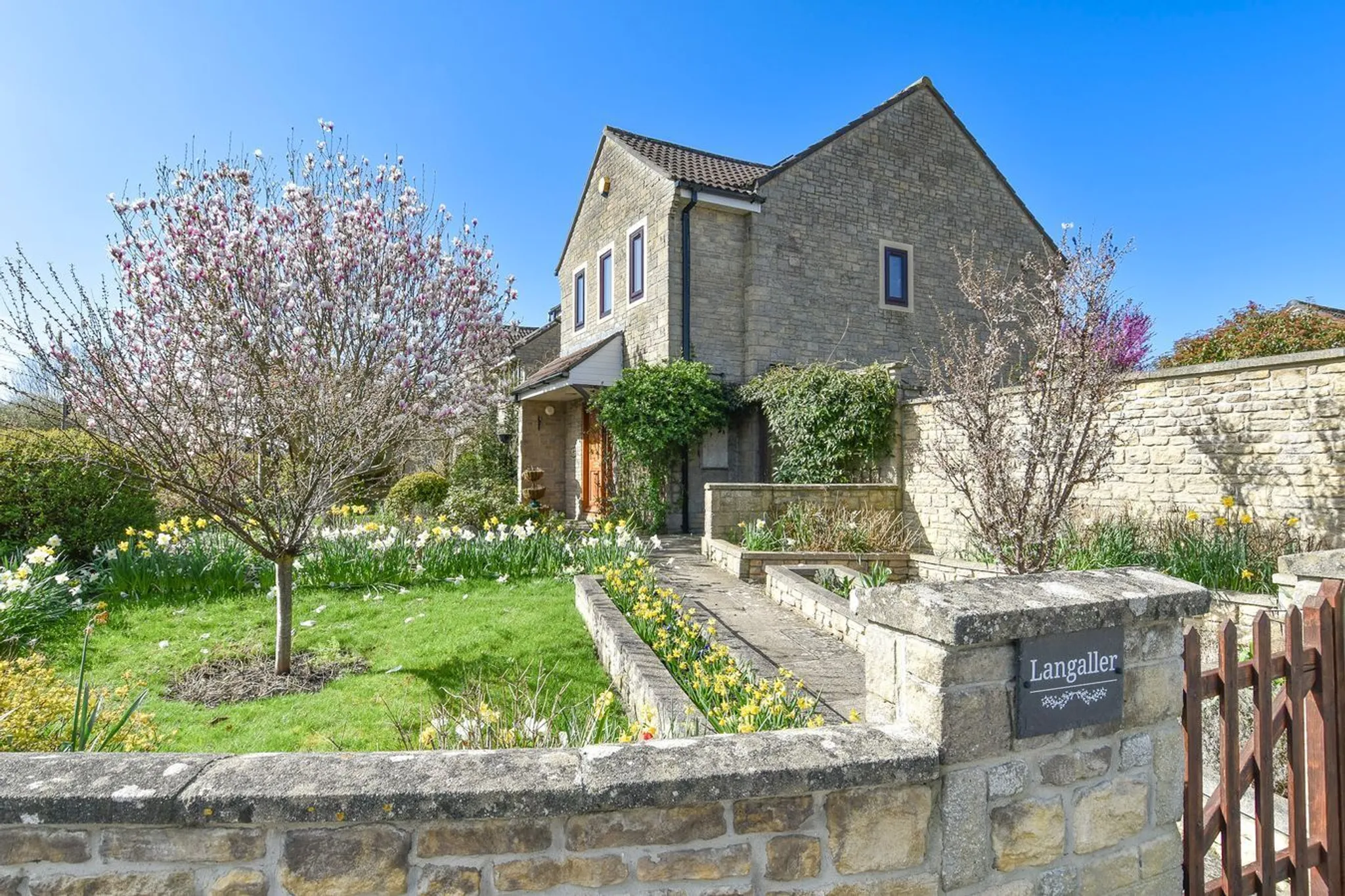https://mr0.homeflow-assets.co.uk/files/photo/image/47882/0250/_x_/54900632.jpg