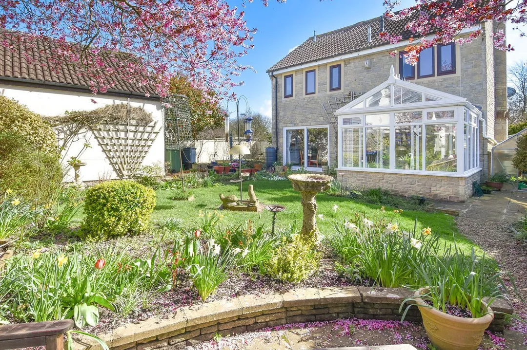 https://mr0.homeflow-assets.co.uk/files/photo/image/47882/0251/_x_/54900910.jpg