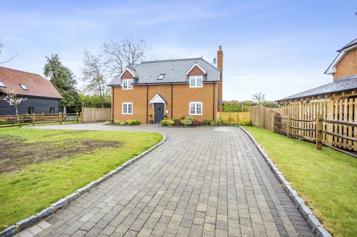 Folletts Close, Oakley, RG23