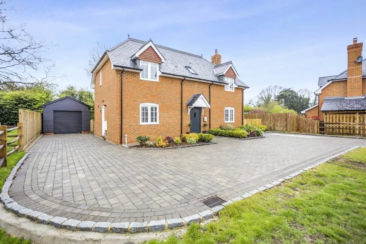 Folletts Close, Oakley, RG23