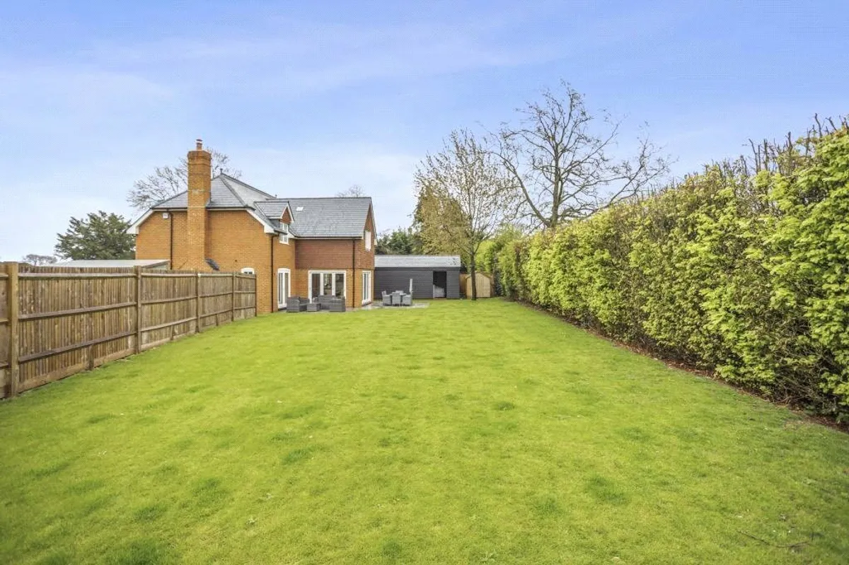 Folletts Close, Oakley, RG23