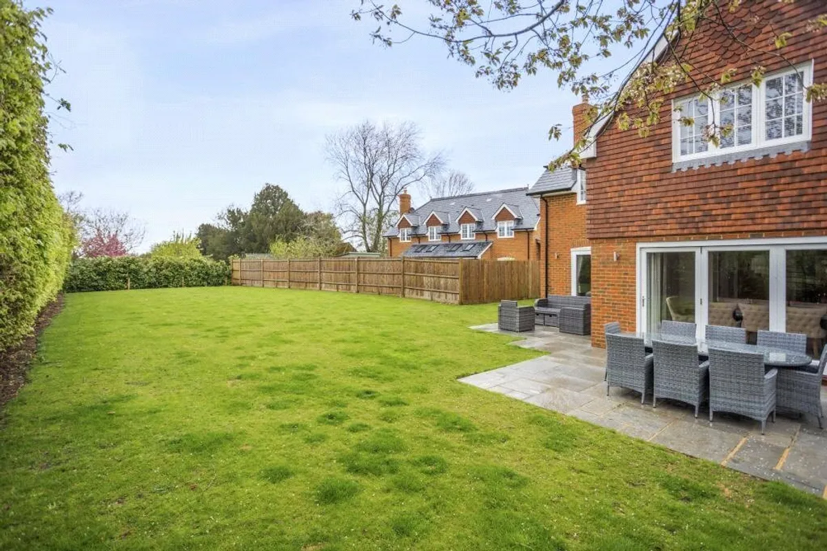 Folletts Close, Oakley, RG23