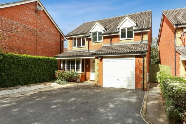 Julius Close, Basingstoke, RG24