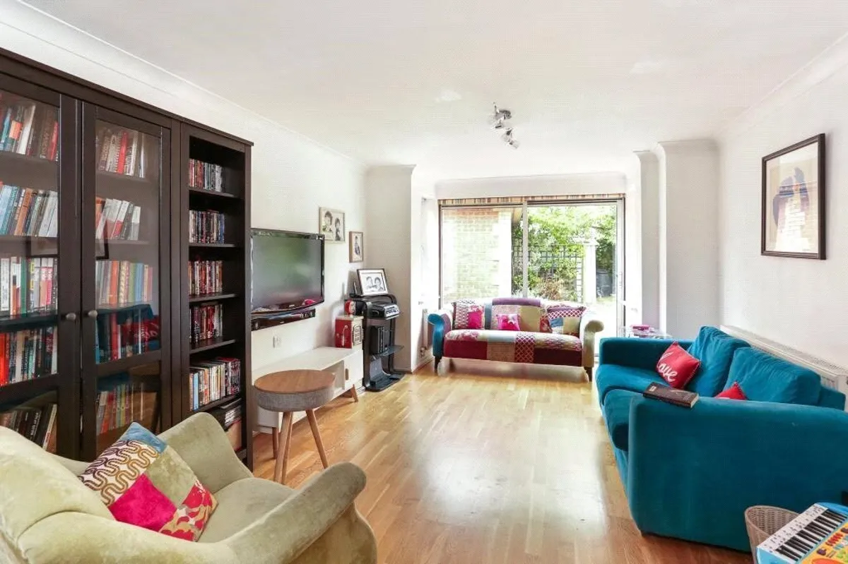 Julius Close, Basingstoke, RG24