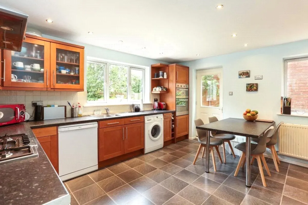 Julius Close, Basingstoke, RG24