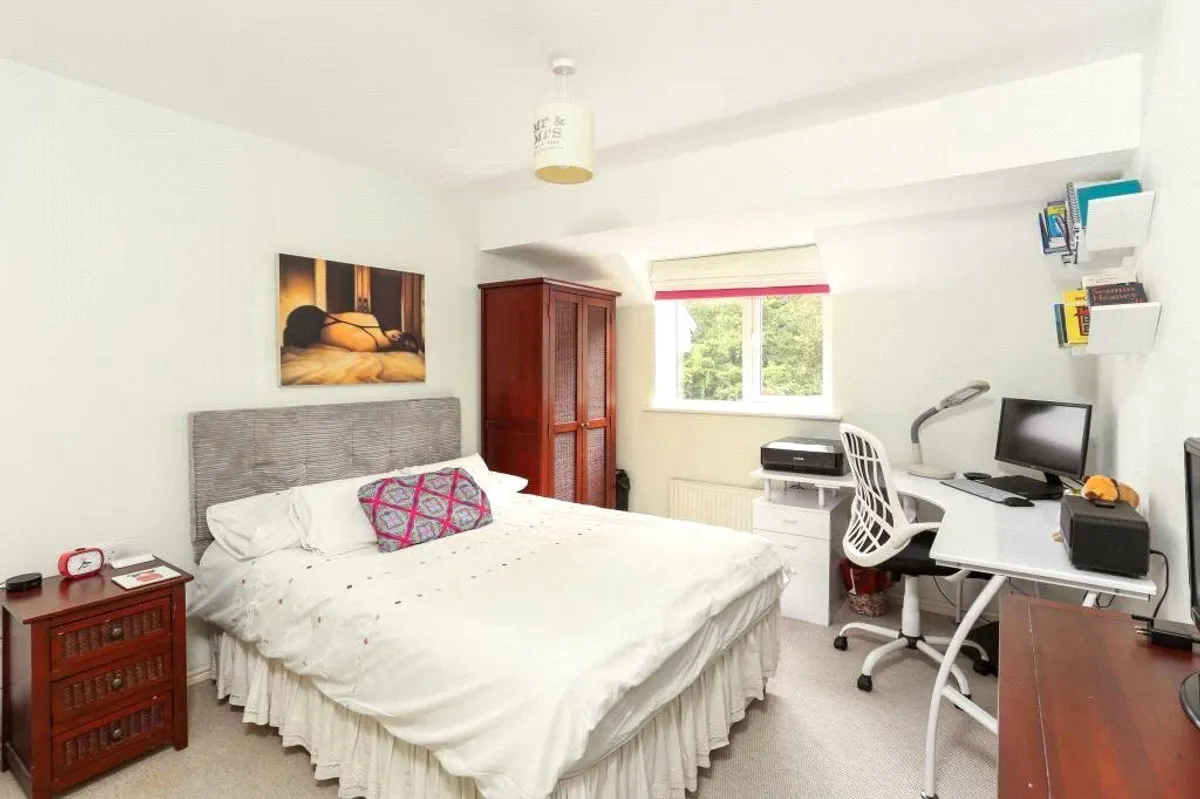 Julius Close, Basingstoke, RG24