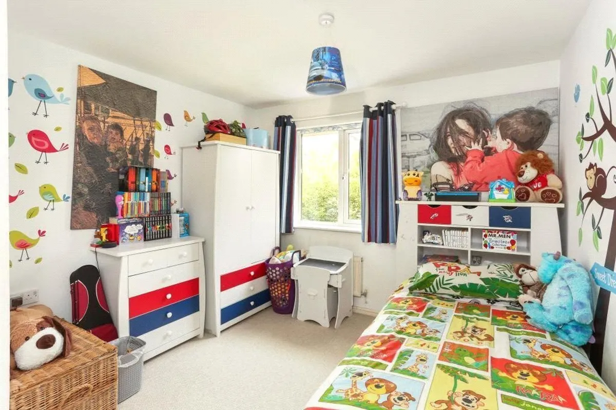 Julius Close, Basingstoke, RG24