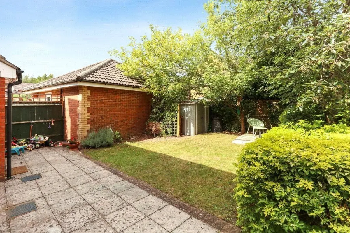Julius Close, Basingstoke, RG24