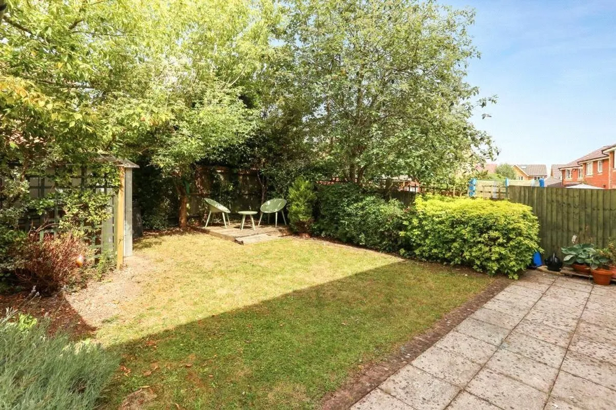 Julius Close, Basingstoke, RG24