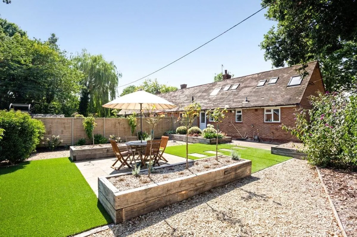 North Row, Bramley, RG26