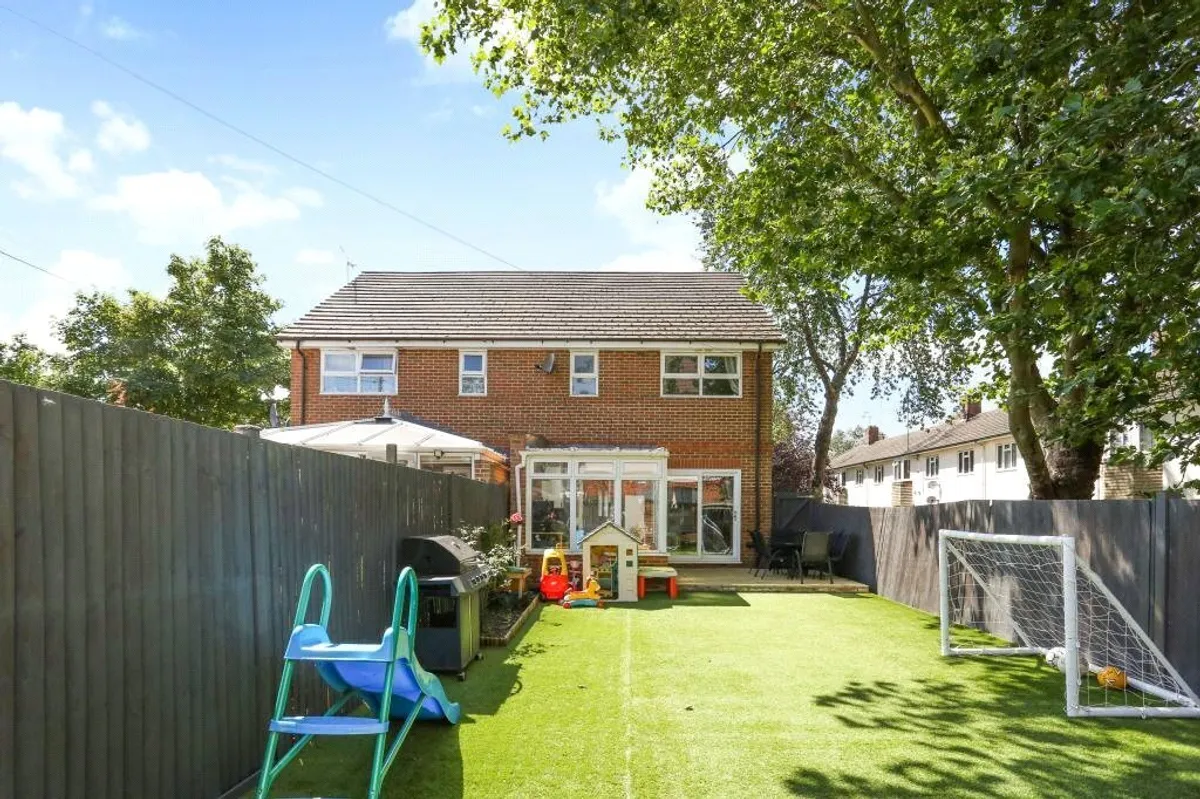 Morris Road, Farnborough, GU14